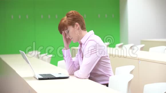 一位快乐的女学生在大学里使用笔记本电脑的肖像为在校教师的考试做准备视频的预览图