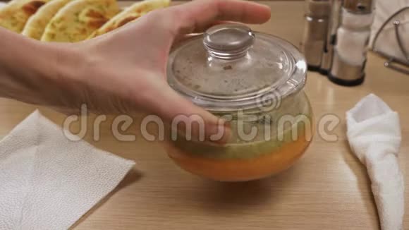 南瓜汤放在桌子上视频的预览图