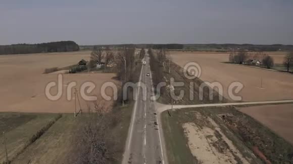 高速公路上的汽车秋季欧洲的高速公路Drone射击视频的预览图