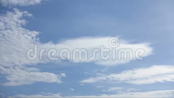 美丽的云彩划过夏日的蓝天视频的预览图