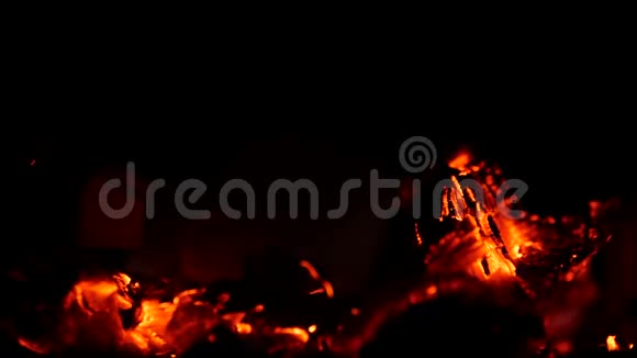 从燃烧的木头和纸张上冒出美丽的炽热火花慢动作的温暖舒适的燃烧壁炉家里着火了视频的预览图