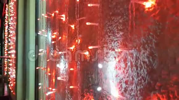 靠近墙壁的抽象红灯城市假日照明视频的预览图