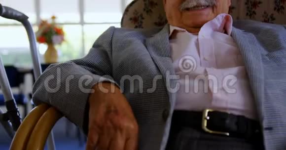 高加索老人在疗养院放松的正面景色视频的预览图