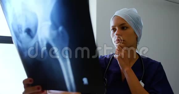 女性医生检查x光报告4k视频的预览图