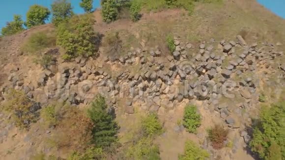 从匈牙利的一个古老的玄武岩矿扎拉哈拉普村的空中图片视频的预览图