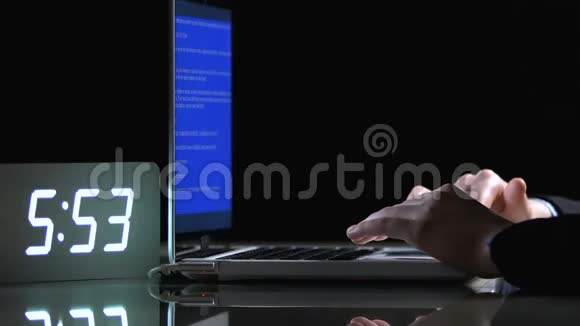 笔记本电脑上的蓝屏干扰工作受感染的文件破解的系统特写视频的预览图