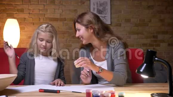 年轻母亲和女儿的特写肖像画和在一起的时间妈妈教一个女孩怎么画视频的预览图