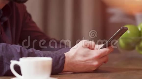 男性手滚动他的智能手机屏幕视频的预览图