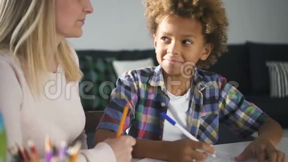 女妈妈帮助儿子准备学校作业视频的预览图