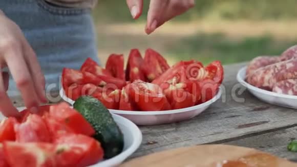 塑料盘子里的西红柿和黄瓜视频的预览图
