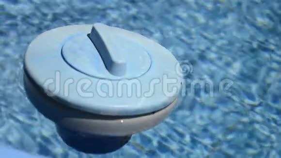 游泳池的漂浮氯分配器视频的预览图