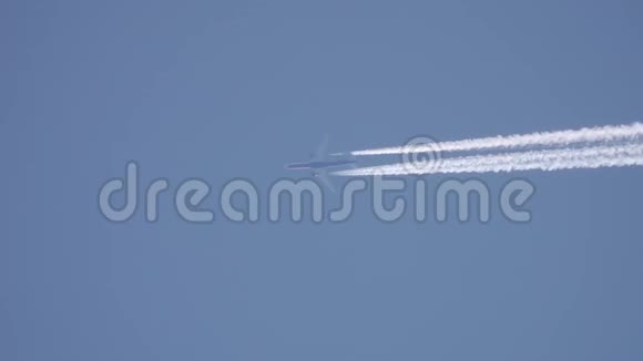 在蓝天上飞行的飞机有凝结的痕迹视频的预览图