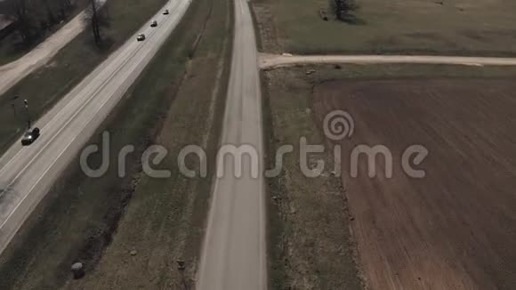 高速公路上的汽车秋季欧洲的高速公路无人机射击视频的预览图