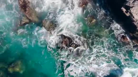 巨浪拍打着岩石海岸线视频的预览图