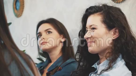 三个女孩在咖啡馆里的交流坐在严肃的话题上有幽默感和长发视频的预览图