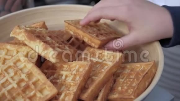 在家中享用早餐时为一个匿名儿童提供美味的新鲜华夫饼视频的预览图