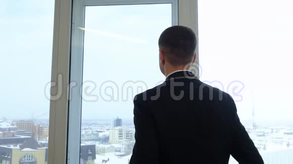 从商务办公室的窗口眺望冬天的城市视频的预览图