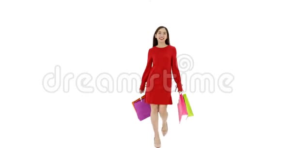 亚洲漂亮的女人带着购物袋她走到相机和帖子购物狂女人的概念工作室拍摄于惠特视频的预览图
