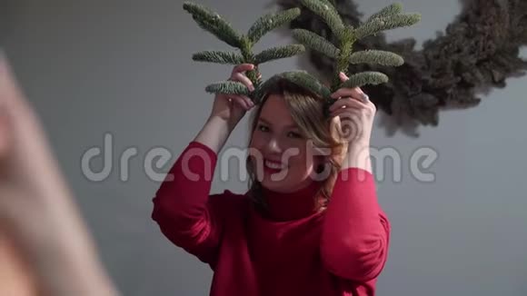 准备庆祝圣诞节和新年这个女孩用云杉枝做了一个花圈研讨会视频的预览图