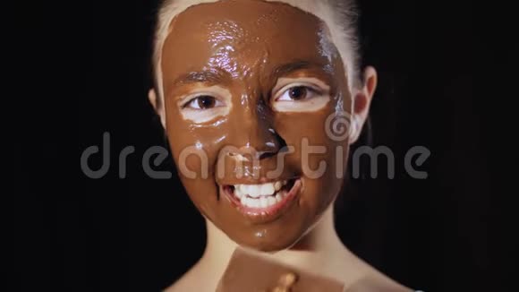 年轻的少女咬了一块巧克力视频的预览图