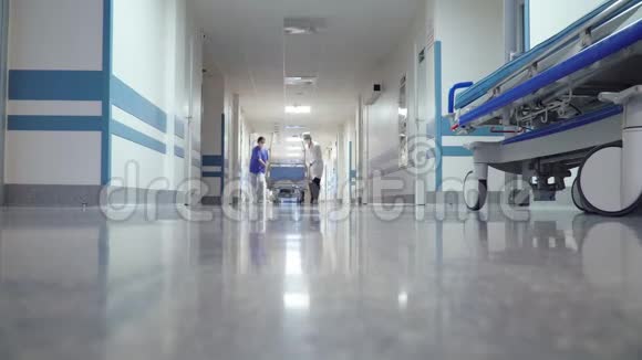 医院走廊的病人运输视频的预览图