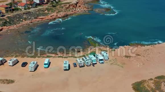 加州美国2019年7月20日空中景观许多露营车停在靠近大海的岩石上视频的预览图