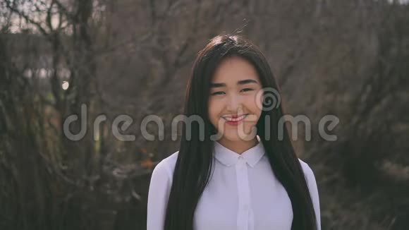 美丽的泰国女孩看着相机可爱地笑着少年快乐善良视频的预览图