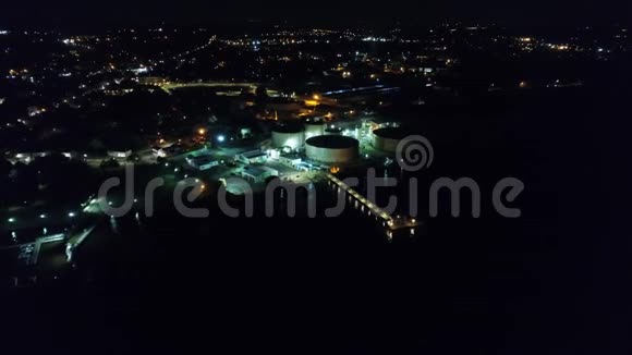 夜间精炼厂的空中景观视频的预览图