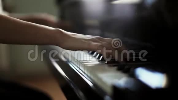 女钢琴家特写镜头双手在大钢琴上演奏充满活力的古典音乐视频的预览图
