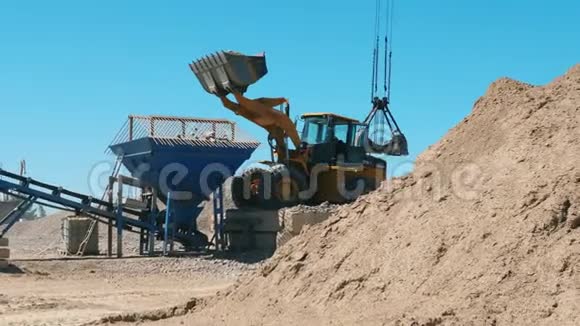 挖掘机正在采掘场运输碎石视频的预览图
