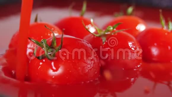 将番茄汁或酱汁浇在番茄上超级慢镜头视频的预览图