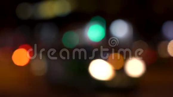 夜间在城市街道上的汽车滑板车摩托车和交通工具的散焦或软焦灯光视频的预览图