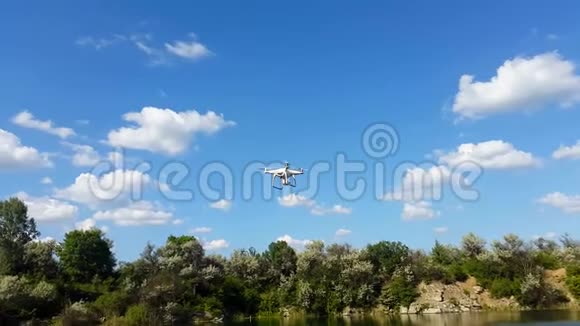 无人机飞过湖面视频的预览图