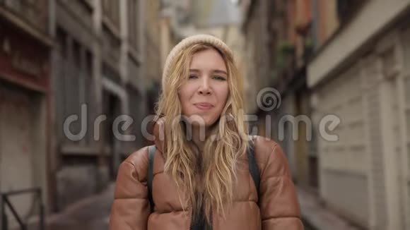一位年轻时尚英俊的年轻女性千禧年在一位欧洲老人街上对着镜头微笑的画像视频的预览图