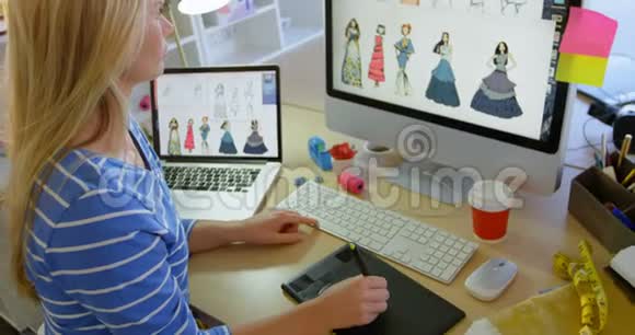 高加索女时装设计师在办公室办公桌上使用平面平板电脑的侧视图视频的预览图