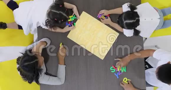 亚洲学生将五颜六色的字母玩具放进积木里玩的平躺场景视频视频的预览图