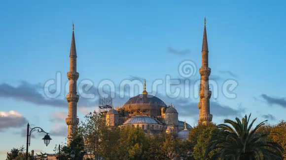 土耳其伊斯坦布尔的伊斯坦布尔蓝色清真寺夜间到白天的时间间隔视频的预览图