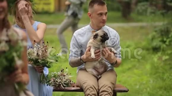 坐着狗狗婚礼的人视频的预览图