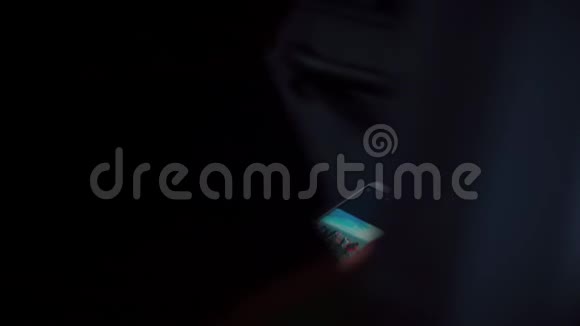 男人晚上用手机视频的预览图