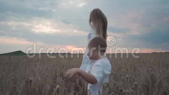 小可爱的母亲和儿子在麦田里农村自然女人喜欢和她的小男孩散步视频的预览图