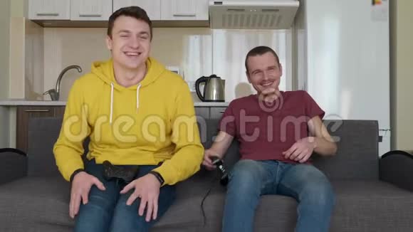两个人玩电子游戏笑起来视频的预览图