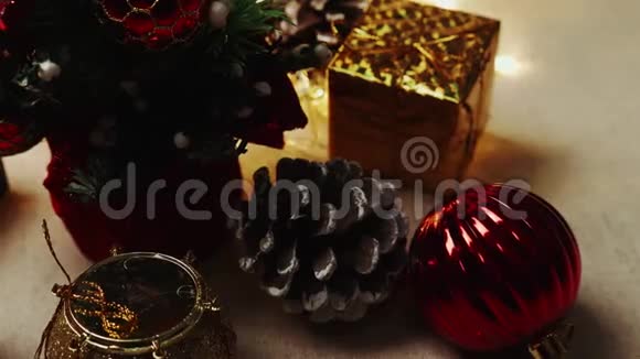 圣诞节日装饰套装圣诞灯和礼品盒多利滑石弹4K视频的预览图