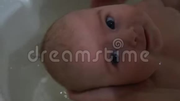 新生婴儿游泳孩子洗澡宝贝在洗澡孩子和妈妈新生儿视频的预览图