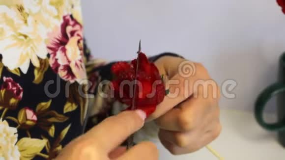 女人用草莓做玫瑰草莓穿在棍子上女人用刀切花瓣在附近视频的预览图