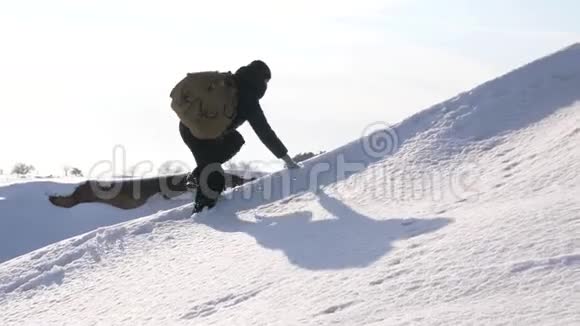 主义的人走向成功登山者在明亮的阳光下爬上雪山旅行者视频的预览图