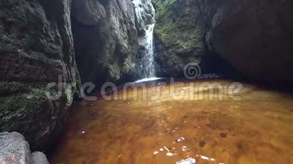 水从岩石中倾泻而来视频的预览图