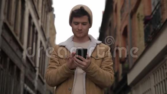 英俊的欧洲白人年轻人在智能手机上与朋友家人的聊天和短信超级相连视频的预览图
