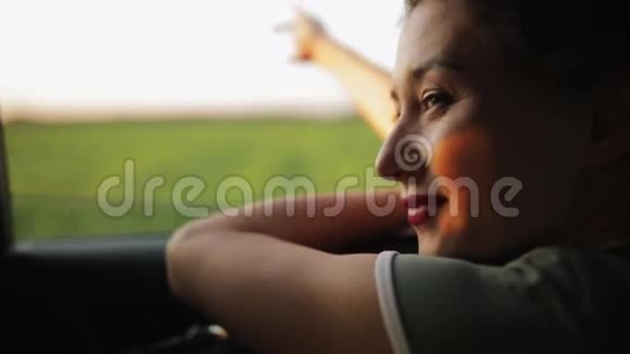 电影鼓舞人心的视频年轻女子乘汽车或露营车旅行打开窗户呼吸新鲜空气视频的预览图
