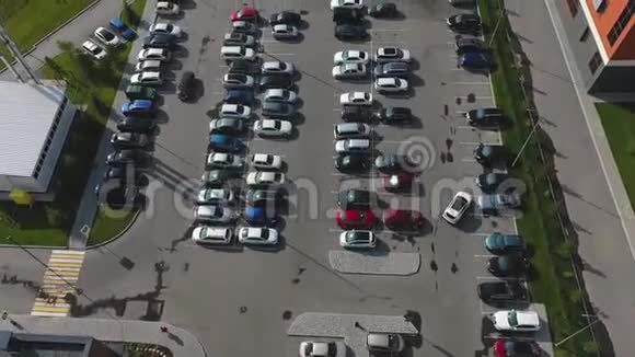 在购物中心附近停车汽车停放或离开停车场视频的预览图