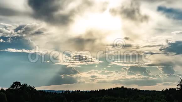 云在太阳下的运动时间推移光线和云彩在天空上视频的预览图